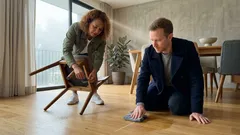 Rayones por muebles en el piso de madera: cómo disimularlos sin lijar (y qué evitar para no opacarlo)