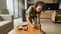 Se derramó esmalte de uñas: cómo quitar la mancha sin acetona y sin arruinar el acabado