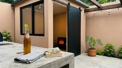 Convierte la casita del patio en un refugio: detalles clave (y qué revisar de permisos y presupuesto)