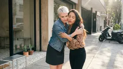 El abrazo “óptimo”: cuánto puede durar, por qué calma y cómo hacerlo sin incomodar