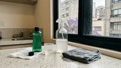 Lava tus ventanas sin dejar marcas: mezcla con vinagre y un detalle que cambia todo