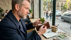 Laurel en la billetera: el ritual discreto para enfocarte en la abundancia