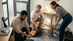 Cómo limpiar la entrada de tu casa con vinagre blanco y quitar el “olor a calle” sin encharcar